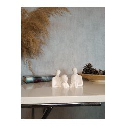 sarılan çift ve İki çocuklu aile. Beyaz ev dekorasyonu, inesit.