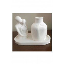 sarılan çift, pampas vazosu ve oval sunumluk. Beyaz ev dekorasyonu, inesit.