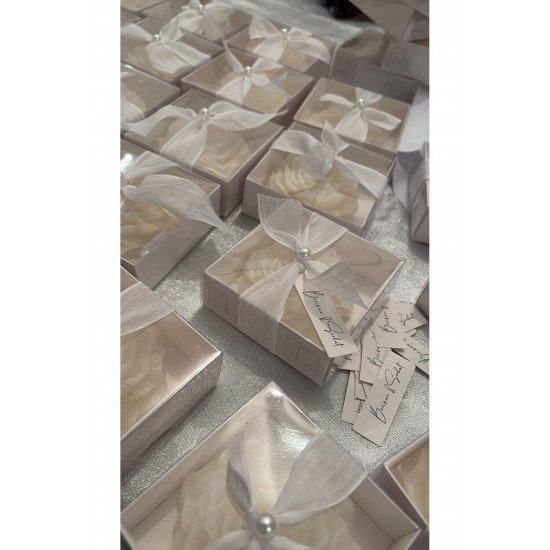 50 Adet Özel İsimlikli Şakayık Mum – Keten Kurdeleli, İnci Detaylı, Asetat Kutulu Hediyelik