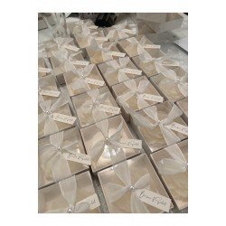 50 Adet Özel İsimlikli Şakayık Mum – Keten Kurdeleli, İnci Detaylı, Asetat Kutulu Hediyelik