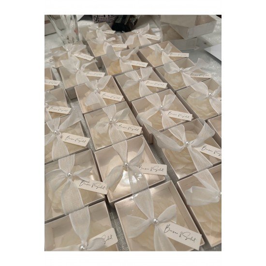 50 Adet Özel İsimlikli Şakayık Mum – Keten Kurdeleli, İnci Detaylı, Asetat Kutulu Hediyelik