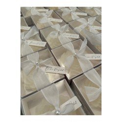 50 Adet Özel İsimlikli Şakayık Mum – Keten Kurdeleli, İnci Detaylı, Asetat Kutulu Hediyelik