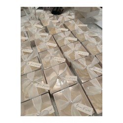 50 Adet Özel İsimlikli Şakayık Mum – Keten Kurdeleli, İnci Detaylı, Asetat Kutulu Hediyelik