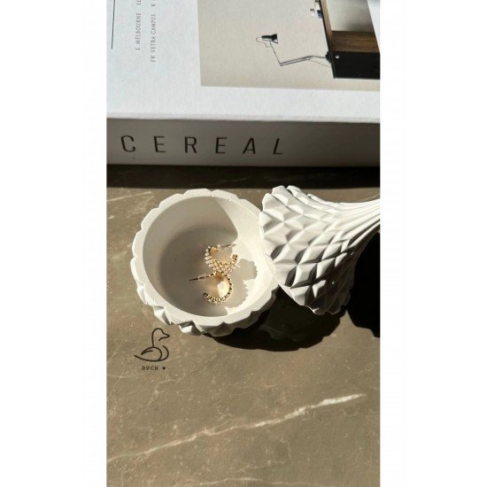 Dekoratif işlemeli takı kutusu