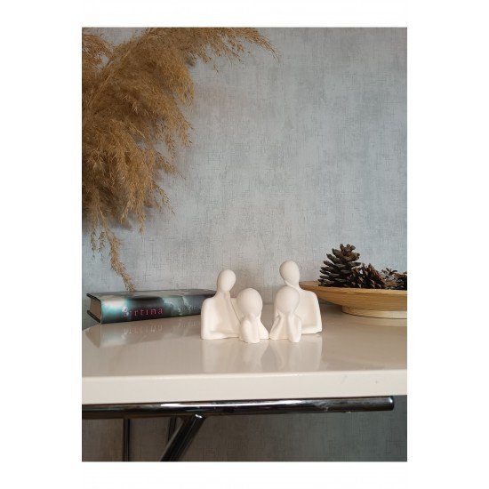 sarılan çift ve İki çocuklu aile. Beyaz ev dekorasyonu, inesit.