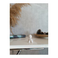 sarılan çift ve İki çocuklu aile. Beyaz ev dekorasyonu, inesit.