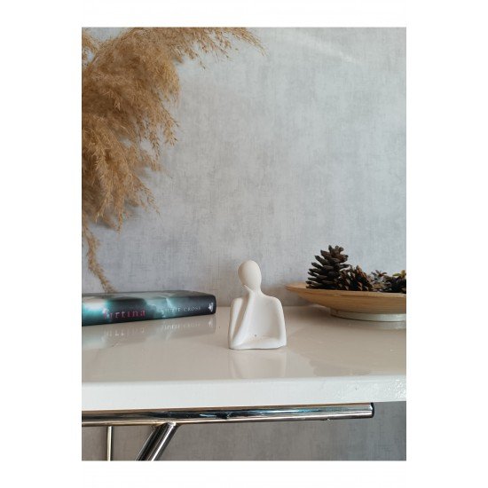 sarılan çift ve İki çocuklu aile. Beyaz ev dekorasyonu, inesit.